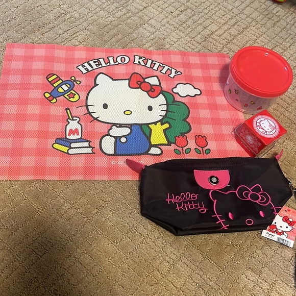😍4 piece HELLO KITTY💗 - Picture 2 of 7